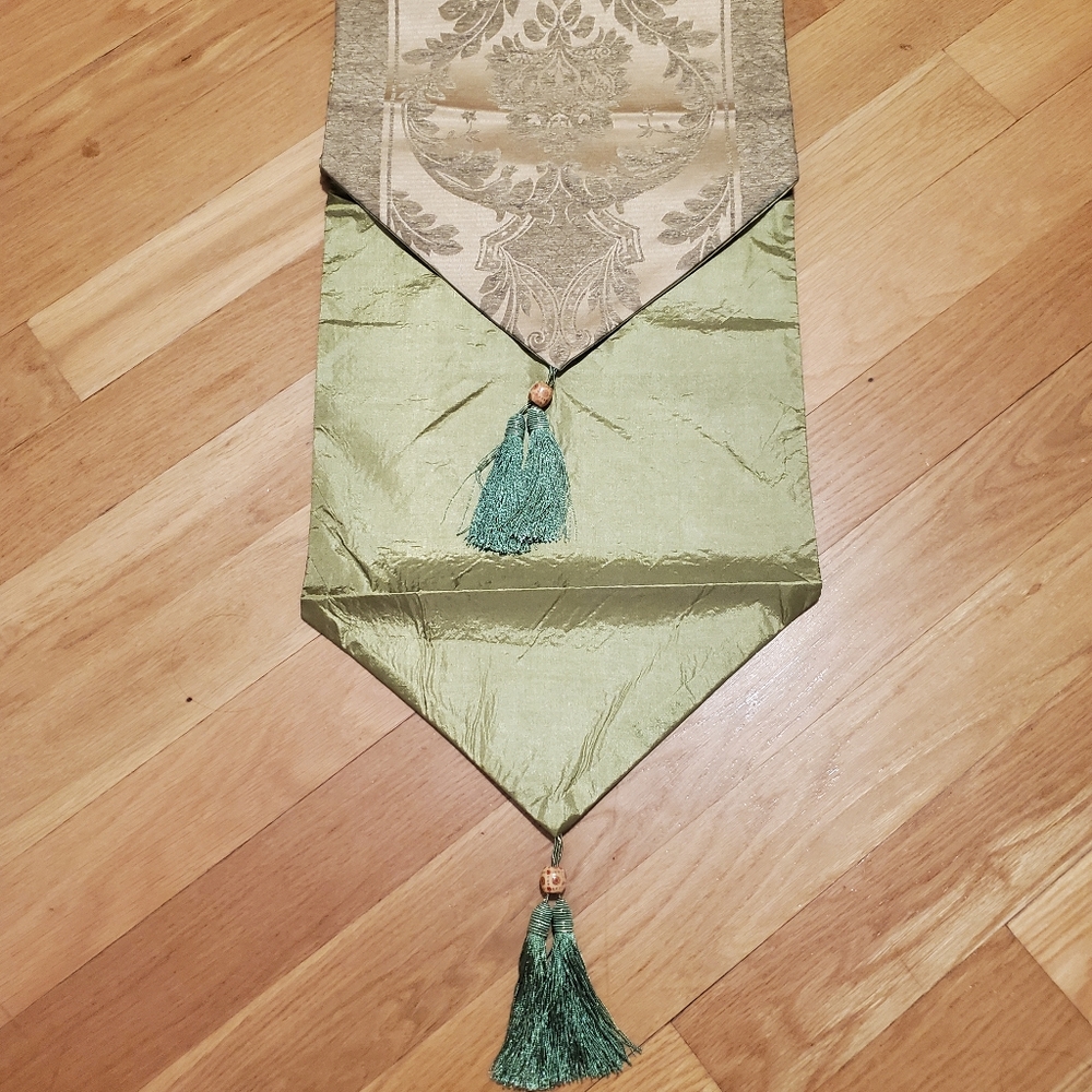 Table Runner - Picture 2 of 5